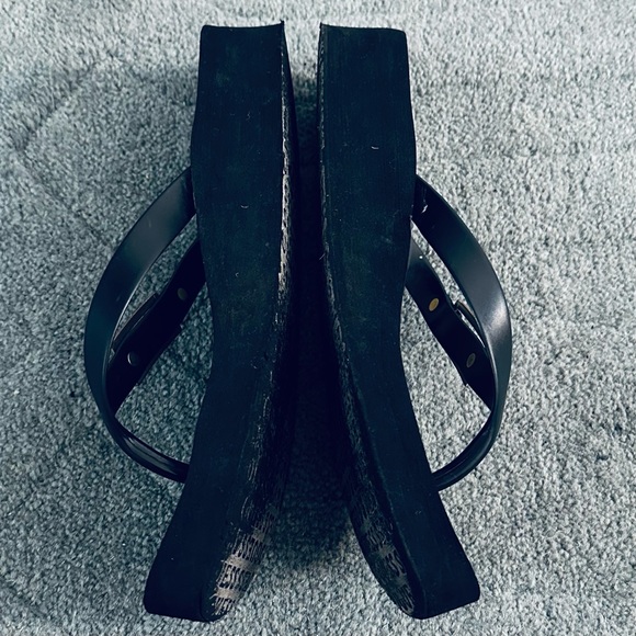 Guess Platform Flip Flop with Silver Rhinestone Logo Plate Size 7.5 Black/White - Picture 4 of 7